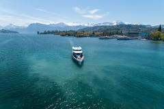 Vorschaubild für Stock Bild "img-20170430-122825-aerialstock-vierwaldstaettersee-00009" Vorschaubild für Stock Bild "img-20170430-122825-aerialstock-vierwaldstaettersee-00009"