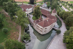 Vorschaubild für Stock Bild "img-20140719-200859-aerialstock-schloss-hallwyl-00006" Vorschaubild für Stock Bild "img-20140719-200859-aerialstock-schloss-hallwyl-00006"