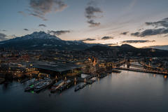 Vorschaubild für Stock Bild "img-20180202-185928-aerialstock-luzern-daemmerung-00024" Vorschaubild für Stock Bild "img-20180202-185928-aerialstock-luzern-daemmerung-00024"