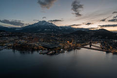 Vorschaubild für Stock Bild "img-20180202-185718-aerialstock-luzern-daemmerung-00018" Vorschaubild für Stock Bild "img-20180202-185718-aerialstock-luzern-daemmerung-00018"