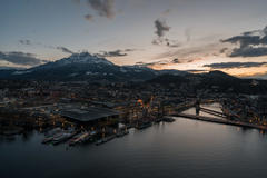 Vorschaubild für Stock Bild "img-20180202-185257-aerialstock-luzern-daemmerung-00005" Vorschaubild für Stock Bild "img-20180202-185257-aerialstock-luzern-daemmerung-00005"