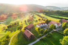 Vorschaubild für Stock Bild "img-20180607-202127-aerialstock-golfplatz-kyburg-winterthur-00016" Vorschaubild für Stock Bild "img-20180607-202127-aerialstock-golfplatz-kyburg-winterthur-00016"