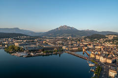 Vorschaubild für Stock Bild "img-20190724-063417-aerialstock-luzern-sonnenaufgang-00037" Vorschaubild für Stock Bild "img-20190724-063417-aerialstock-luzern-sonnenaufgang-00037"