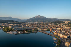 Vorschaubild für Stock Bild "img-20190724-063415-aerialstock-luzern-sonnenaufgang-00034" Vorschaubild für Stock Bild "img-20190724-063415-aerialstock-luzern-sonnenaufgang-00034"